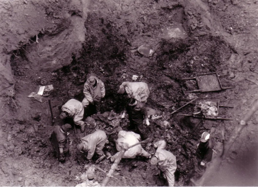 Работы по эксгумации останков в Медном в августе 1991 г. Фото: Алексей Памятных