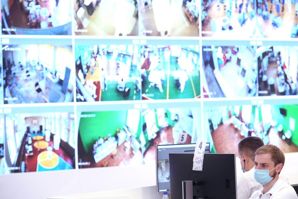 Панель с видеотрансляциями с участков во время голосования 2020. Фото: РИА Новости