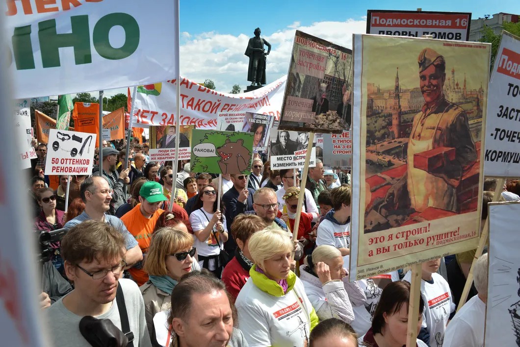 По оценкам МВД на митинг пришло около тысячи человек, по данным организаторов - от 2 до 3,5 тысяч. Фото: Виктория Одиссонова/ «Новая газета»