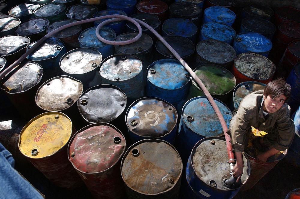 Иранскую нефть на рынке в Кабуле разливают по бочкам для перепродажи, 2002 год. Фото: Scott Nelson / Getty Images
