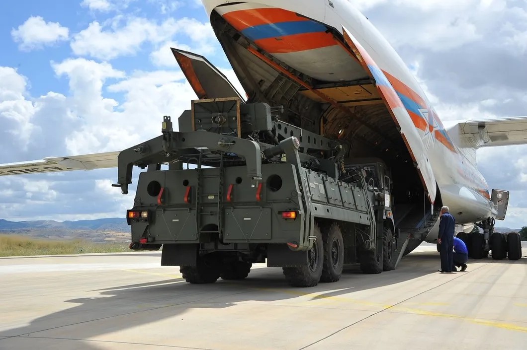 Подготовка комплекса С-400 к отправке в Турцию. Фото: Zuma \ TASS