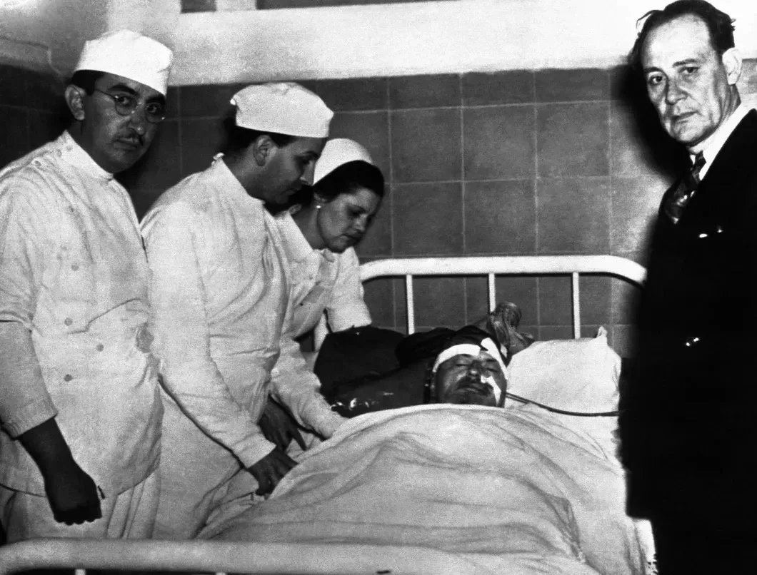 1940-й, смертельно раненый Лев Троцкий после покушения. Мексика. Архивное фото