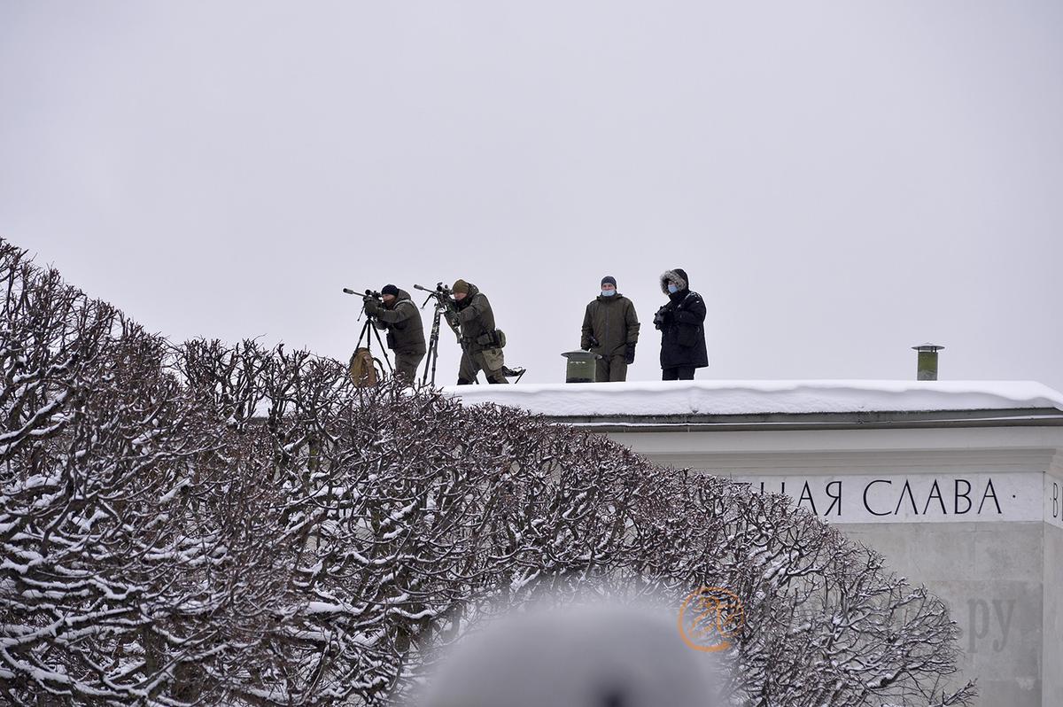 Снайперы на крыше павильона. Фото: «Фонтанка»