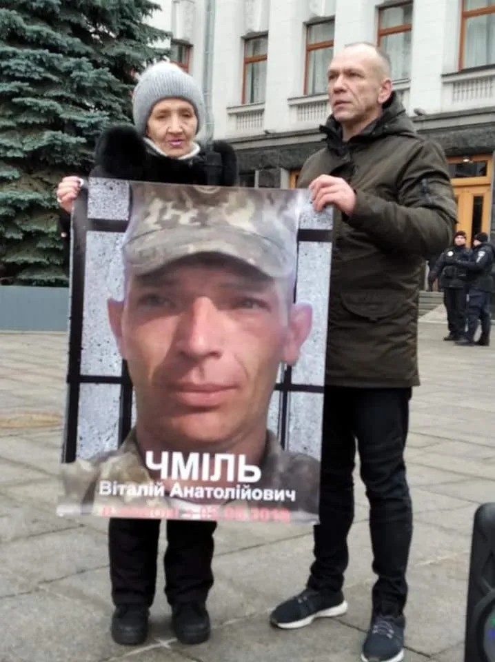 Анатолий Поляков вместе с матерью держит портрет пленного военнослужащего. Фото: facebook