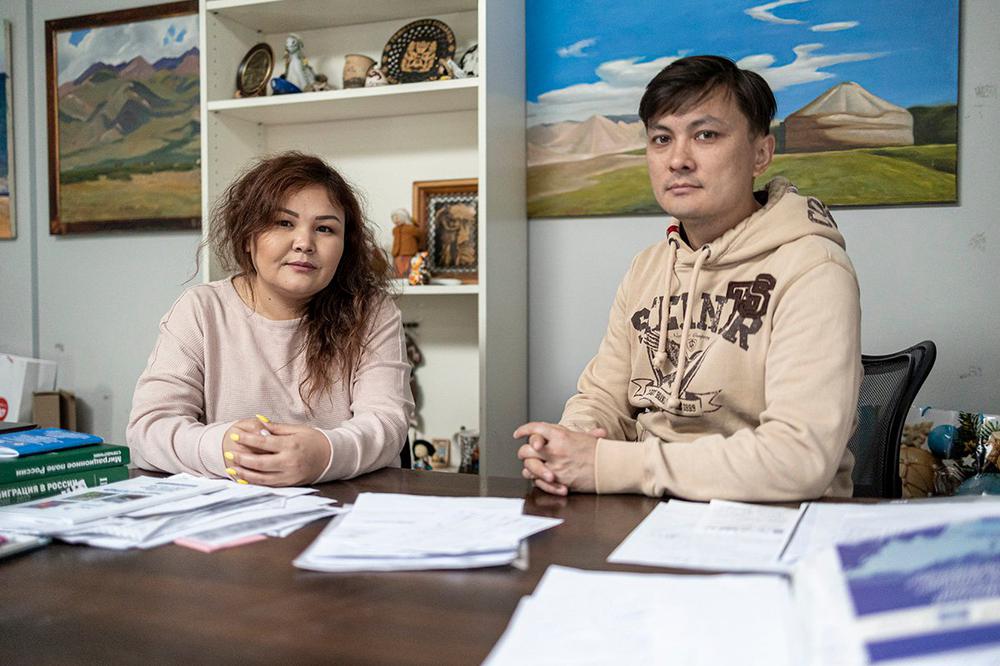 Махбурат Эмилбаева и Александр Ким. Фото: Арден Аркман / «Новая газета»