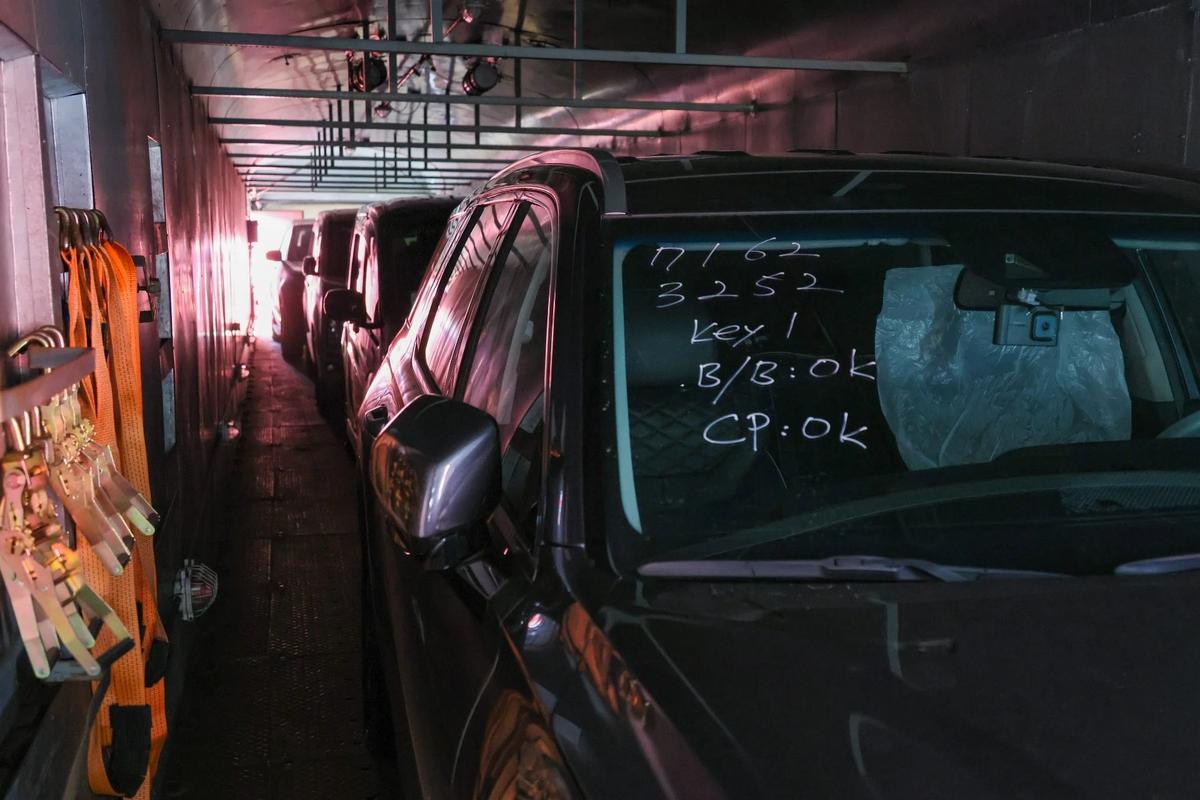 Погрузка машин в вагон-автомобилевоз во Владивостоке. Фото: Юрий Смитюк / ТАСС