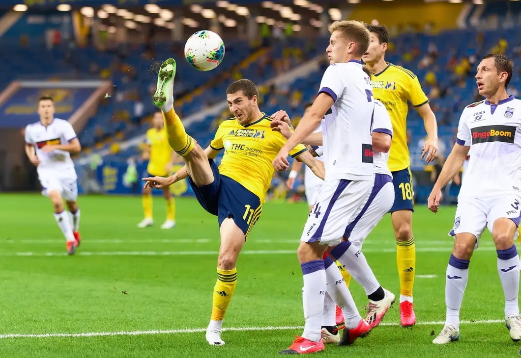 Игрок «Ростова» Алексей Ионов (слева) в матче 27-го тура чемпионата России по футболу среди клубов Премьер-лиги между командами ФК «Ростов» (Ростов-на-Дону) и ФК «Уфа» (Уфа).