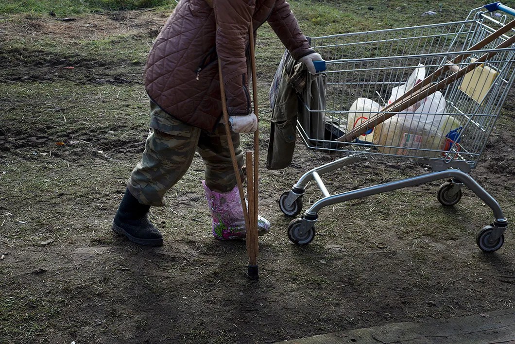 Со сломанной ногой Надежда Ивановна передвигается с помощью костыля и тележки из «Магнита», пригнанной бывшими зэками / фото: Виктория Одиссонова «Новая газета»