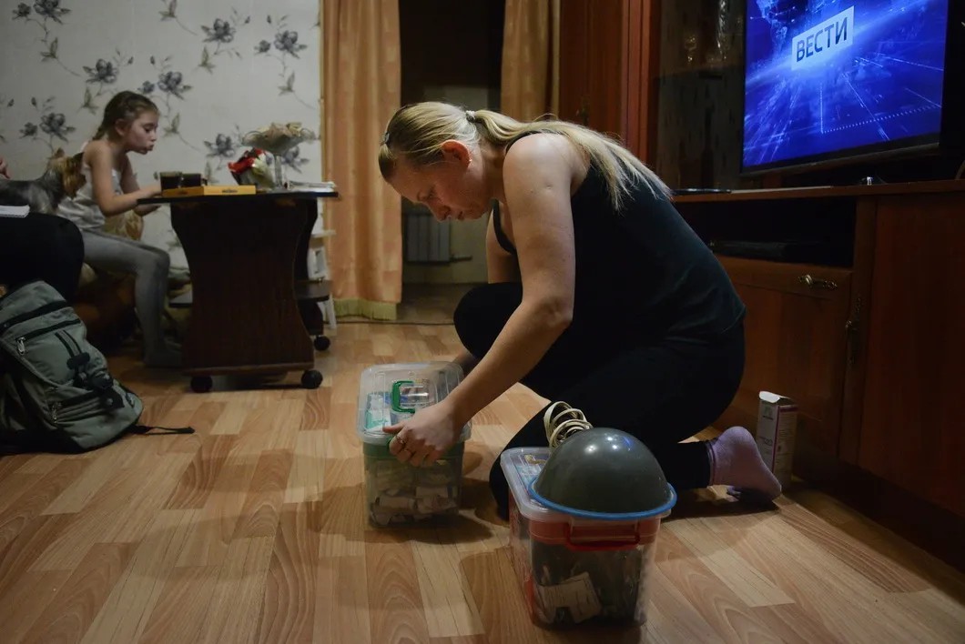 Ольга Горюнова и ее домашняя аптечка. Фото: Виктория Одиссонова / «Новая»
