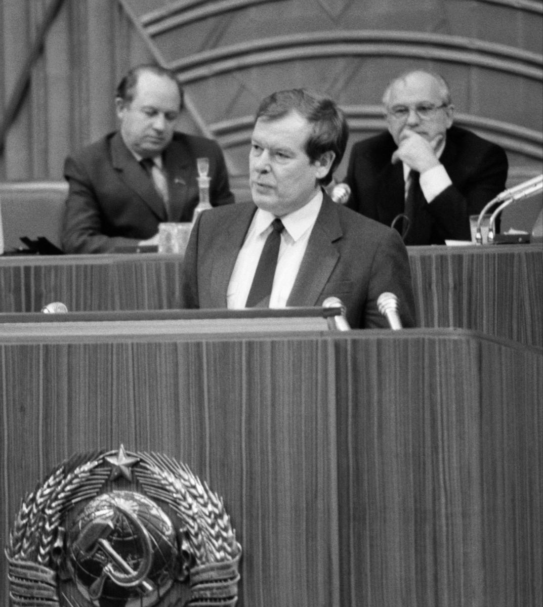 Вадим Бакатин (на трибуне) и Михаил Горбачев на внеочередном III Съезденародных депутатов СССР, март 1990 года. Фото: Юрий Лизунов, Владимир Мусаэльян / Фотохроника ТАСС