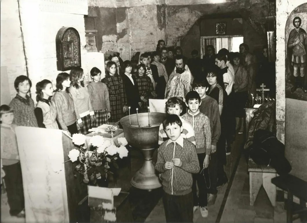 1989 год, крестины воспитанников интерната. Маша — седьмая слева, в клетчатом платье. Фото из личного архива
