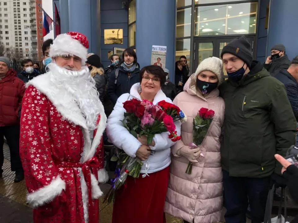 Юлия Галямина и Михаил Тимонов возле здания Тверского суда. Фото: facebook