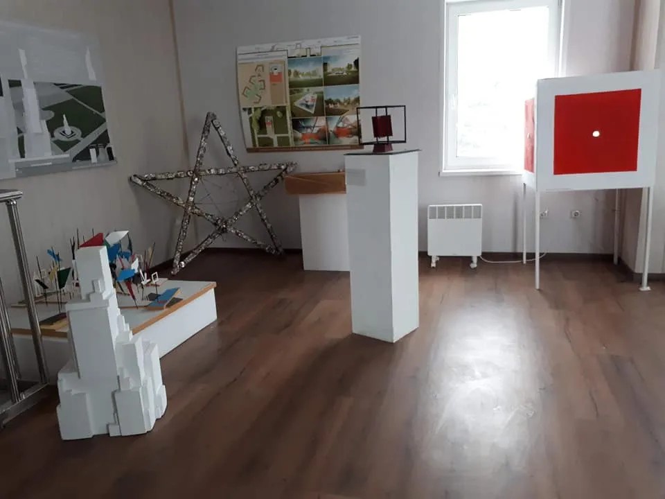 Центр «Роща Малевича», вид изнутри. Справа — «Красный куб» Михаила Погарского. Facebook.com