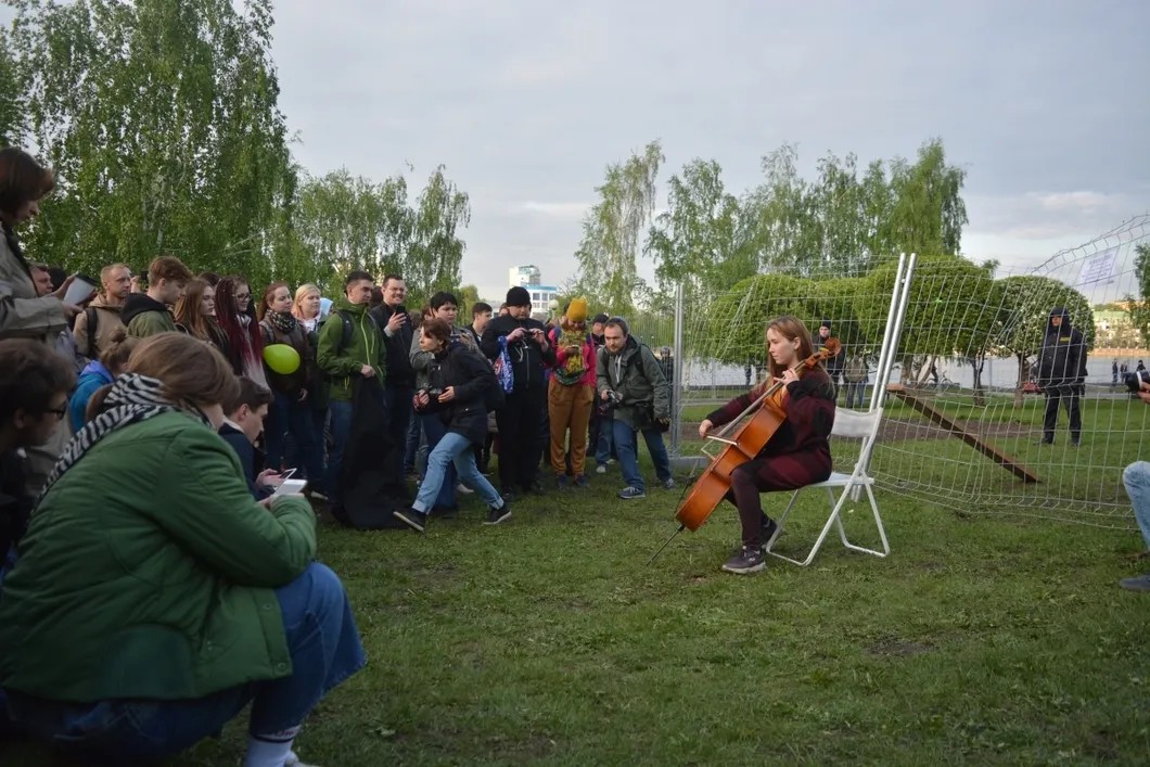 Девушка играет на виолончели. Фото: Иван Жилин / «Новая газета»