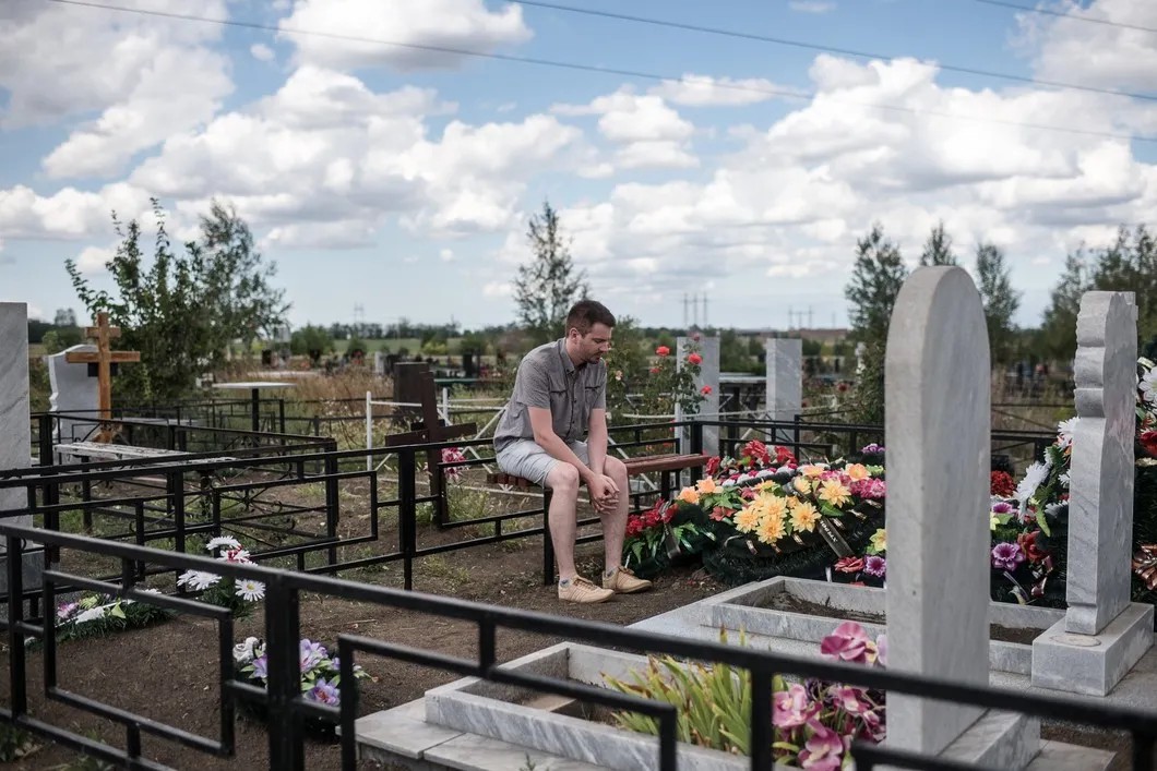 Михаил у могилы жены. Фото: Алина Десятниченко, для «Новой газеты»