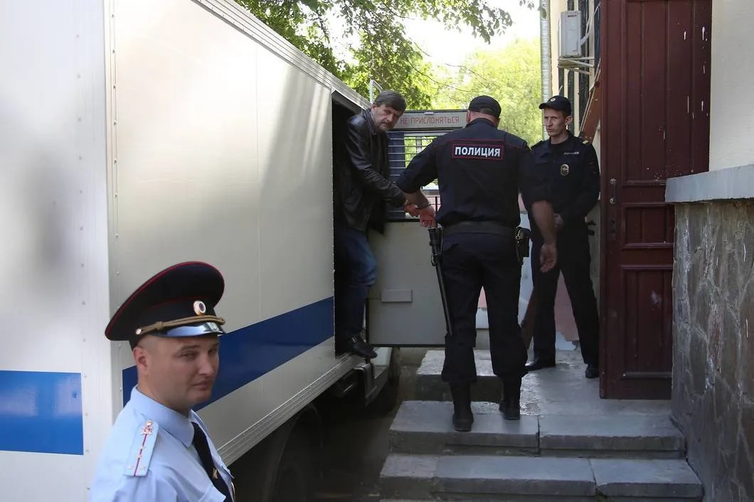 Ахтема Чийгоза выводят из автозака. Фото: krym.org (RFE/RL)