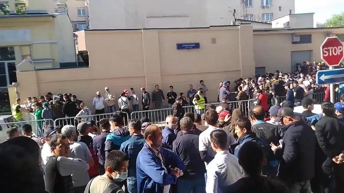 Видео не помогут. В Москве прошел крупнейший стихийный митинг протеста  из-за депортации в Таджикистан защитника прав приезжих. Трудовые мигранты  впервые громко заявили политические требования — Новая газета