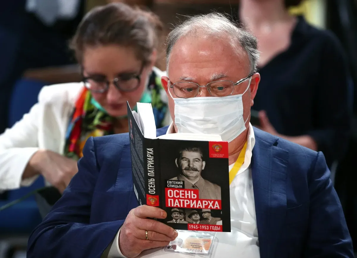 В далекой бухте Тимбукту, или Последний иноагент России. Трагикомическая  история Андрея Караулова*. Обзор Youtube от Ирины Петровской — Новая газета