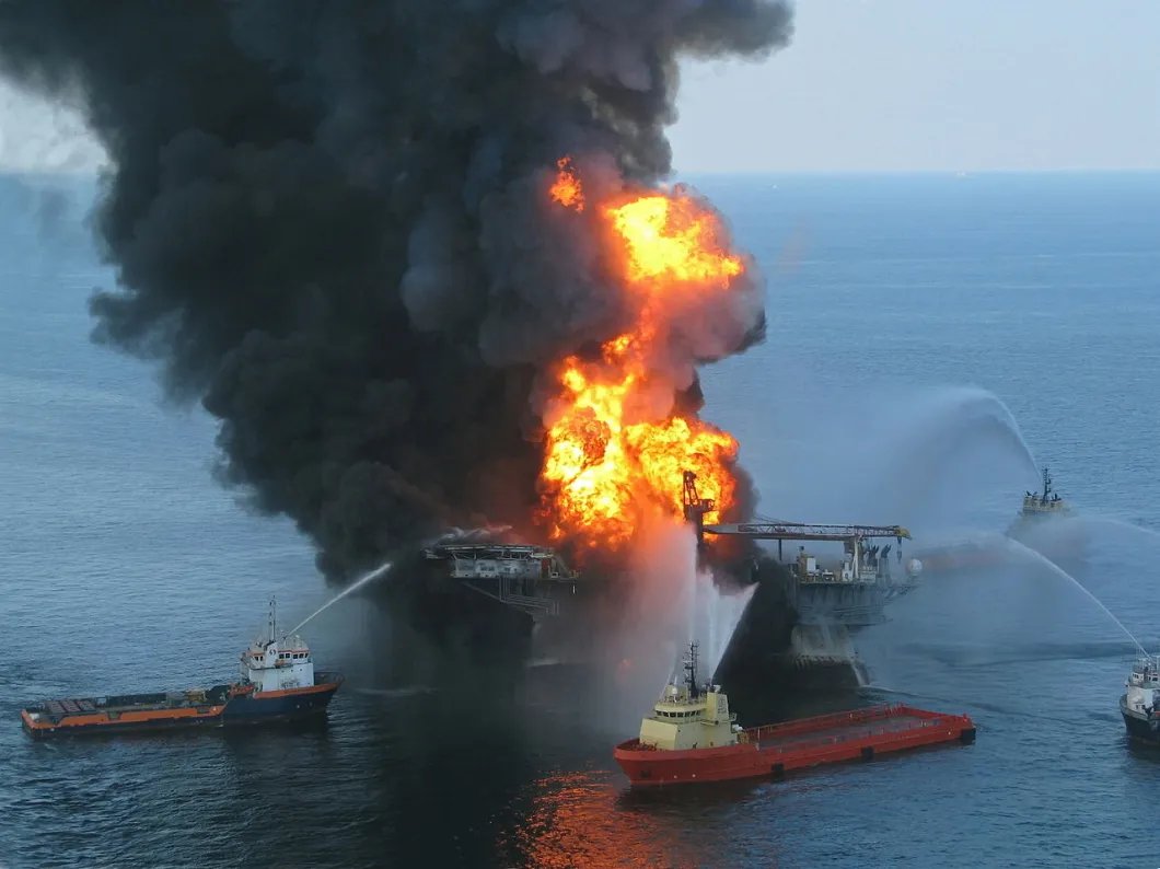 Устранение аварии на нефтяной платформе в Мексиканском заливе. Фото: Wikimedia