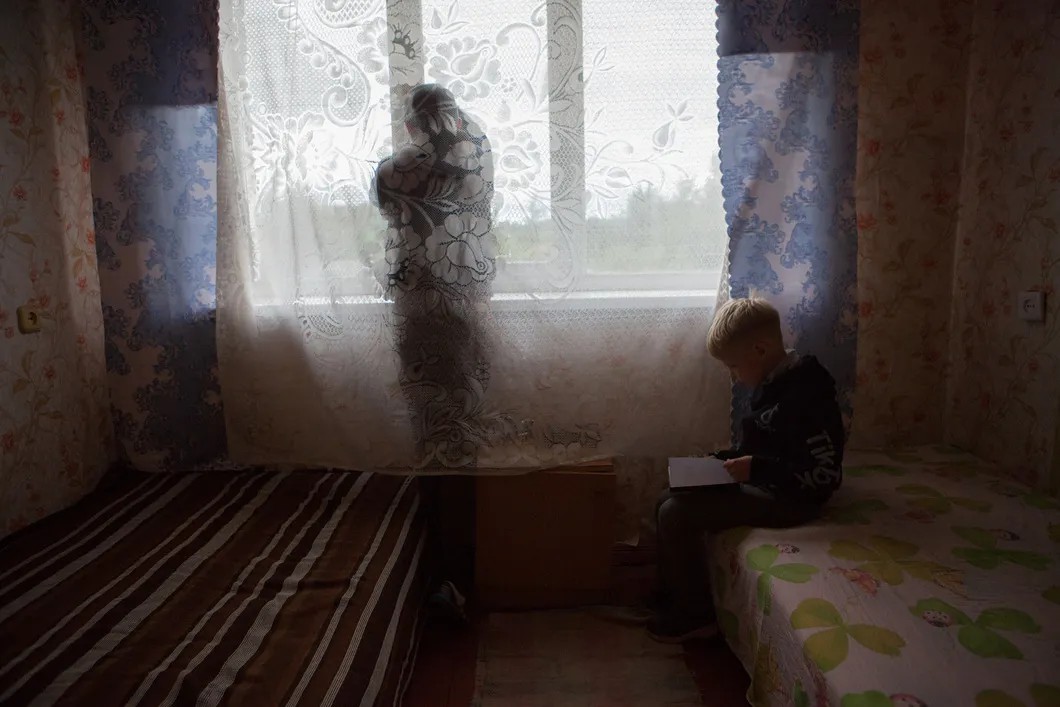 В этой комнате Любовь живет с двумя сыновьями. Фото: Елена Лукьянова / «Новая в Петербурге»
