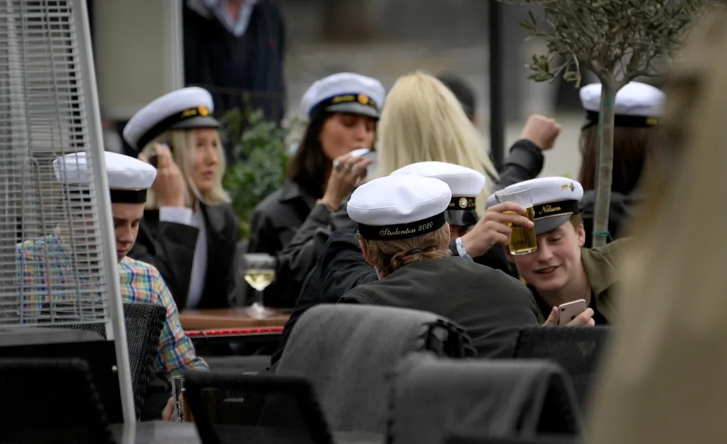 Шведские школьники в традиционных фуражках празднуют выпускной во время пандемии. Фото: Reuters