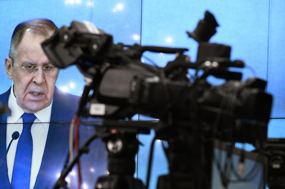 Сергей Лавров (на экране). Фото: Дмитрий Духанин / Коммерсантъ