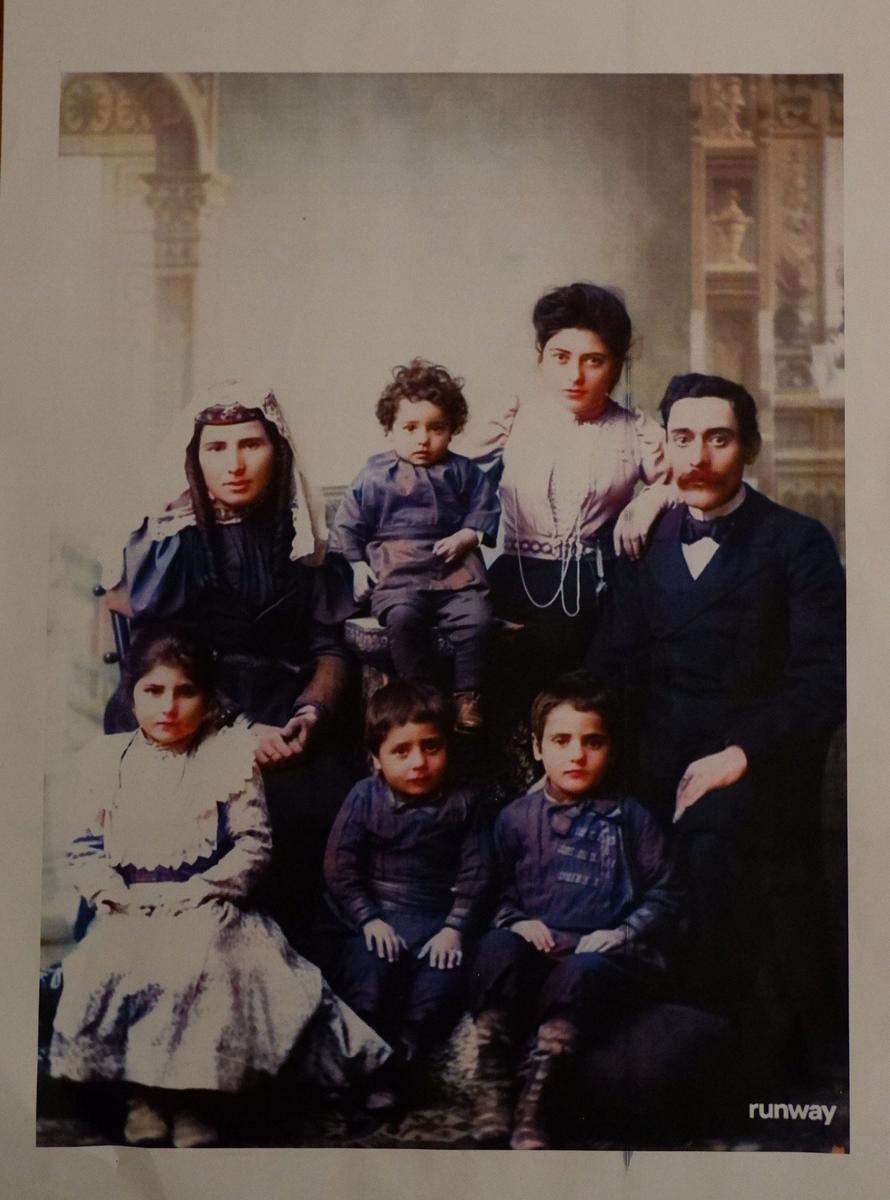 Дед Степана Егизаряна — Степан Егизарян (мальчик справа. Начало XX века). Фото из семейного архива