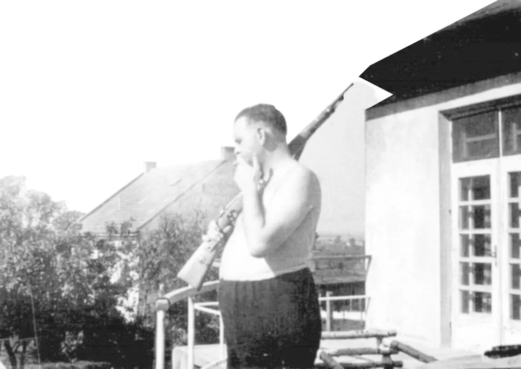 Амон Гёт на балконе. Фото из архива