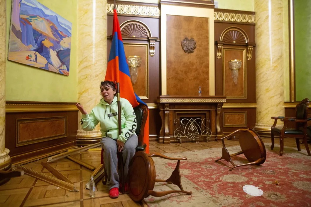 Ночью в здании парламента Армении. Фото: РИА Новости