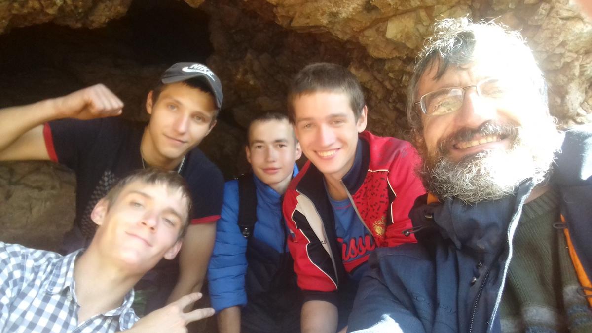 Николай Щербаков с выпускниками школы-интерната разных лет на Торгашинском хребте. Фото из архива