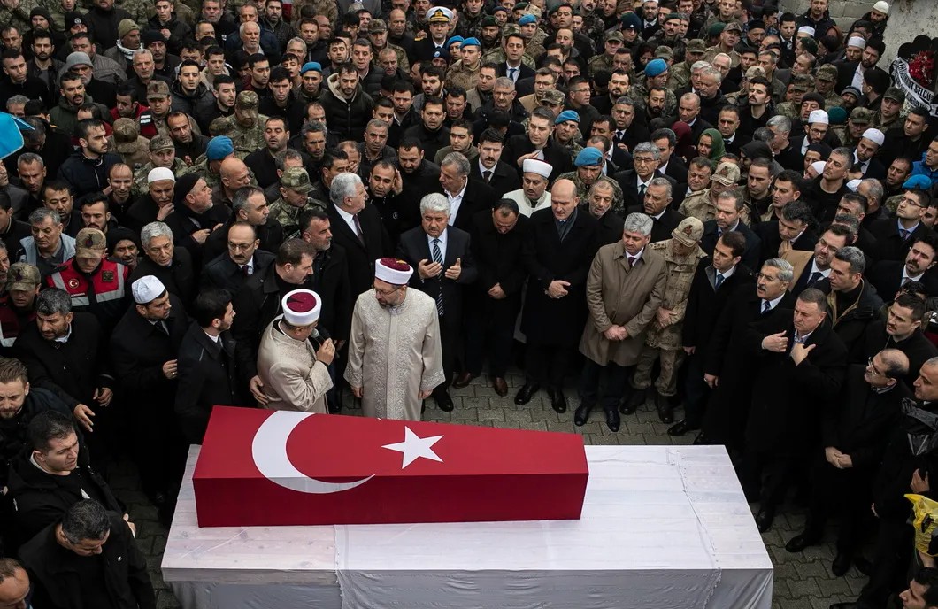 Похороны солдата Эмина Йылдырыма в Хатае (Турция), убитого авиаударом САА. Фото: EPA