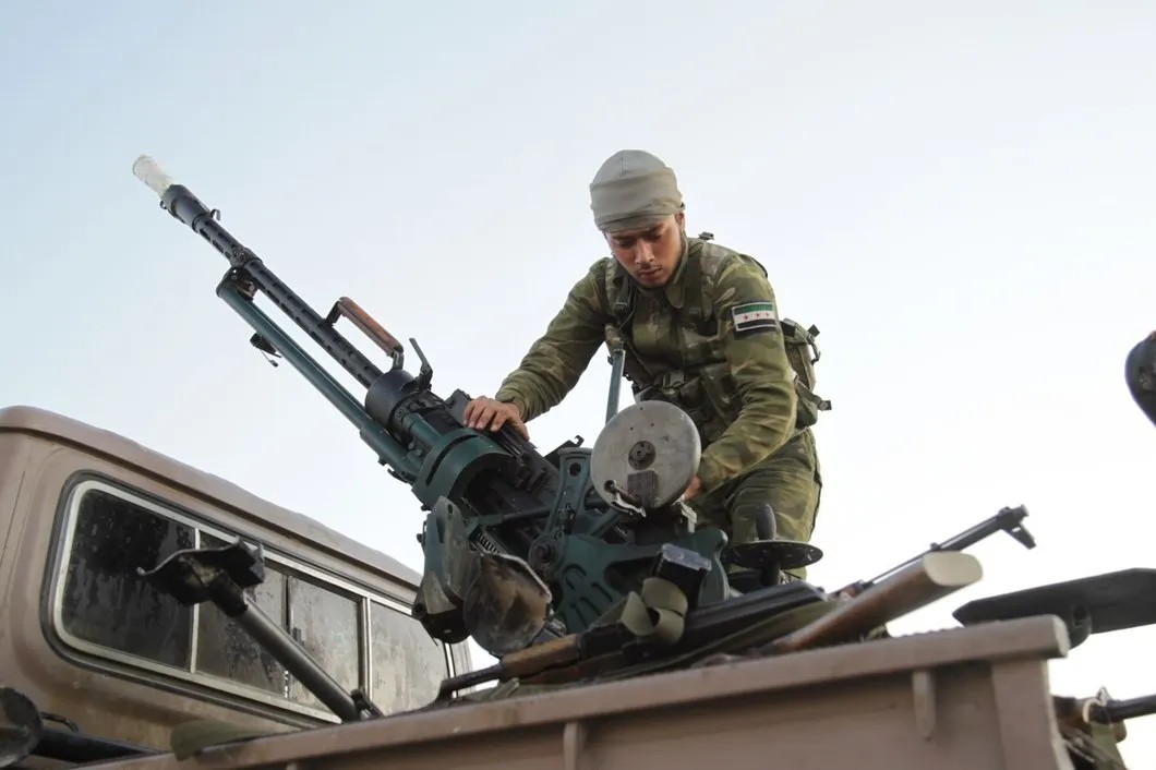 3-й корпус ССА проверяет оружие перед захватом деревни Эт-Телль-эль-Абьяд. Фото: источник, специально для «Новой газеты».