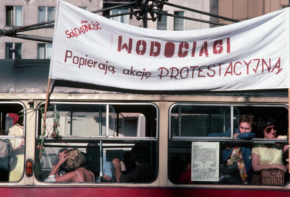 Баннер, развернутый забастовщиками «Солидарности» в центре Варшавы. Фото: Getty Images