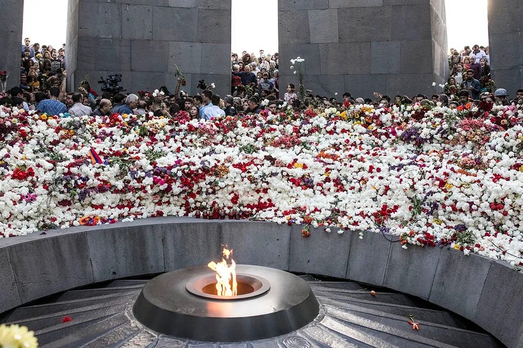 Мемориал «Цицернакаберд», посвященный жертвам Геноцида армян. 24 апреля 2018 года. Фото: Влад Докшин / «Новая газета»