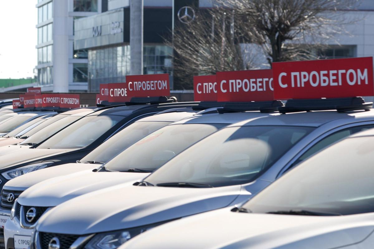 Автомобили с пробегом в дилерском центре «Рольф Химки», Москва. Фото: Сергей Бобылев / ТАСС