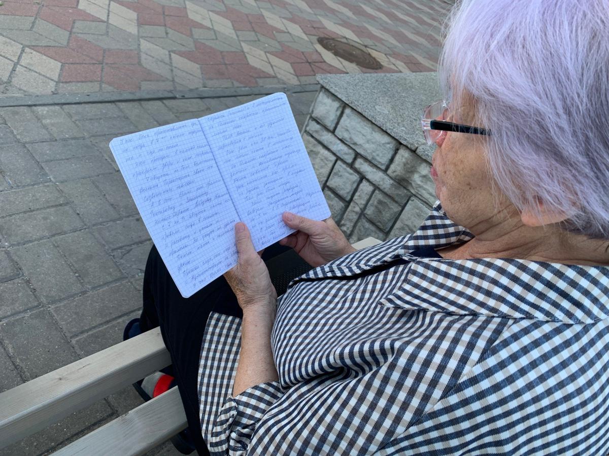 Нина Кузьминична читает свои дневниковые записи. Фото: Татьяна Васильчук / «Новая газета»