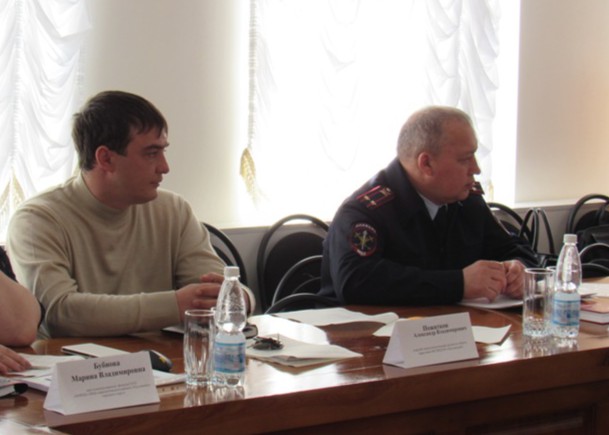 Александр Пожитков (слева) на круглом столе в областном МВД. Фото: 255.56.мвд.рф