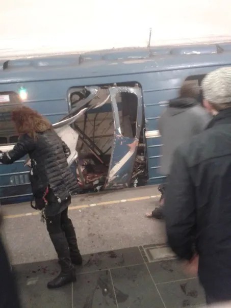 Последствия взрывыа в вагоне метро. Фото: Петербург