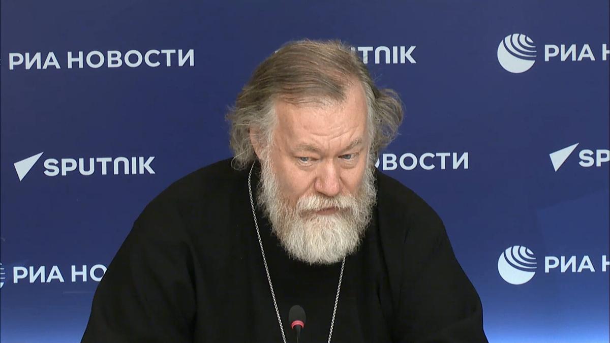 Протоиерей Михаил Потокин во время пресс-конференции