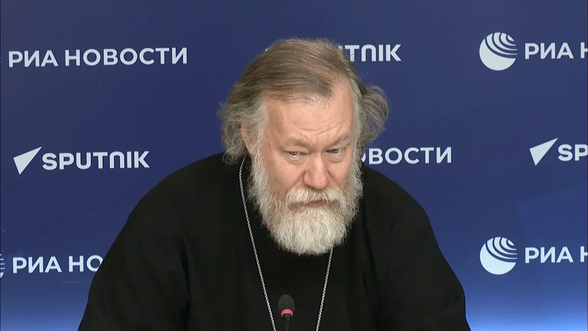 Протоиерей Михаил Потокин во время пресс-конференции