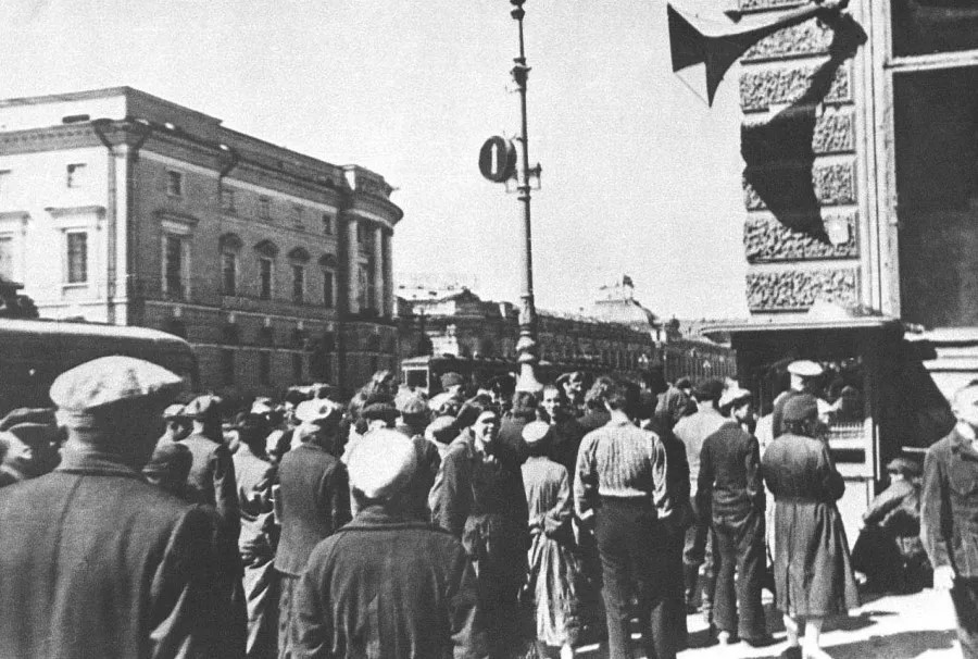 22 июня 1941 года. Ленинградцы слушают сообщение о начале войны с Германией / Фото: wikipedia.org