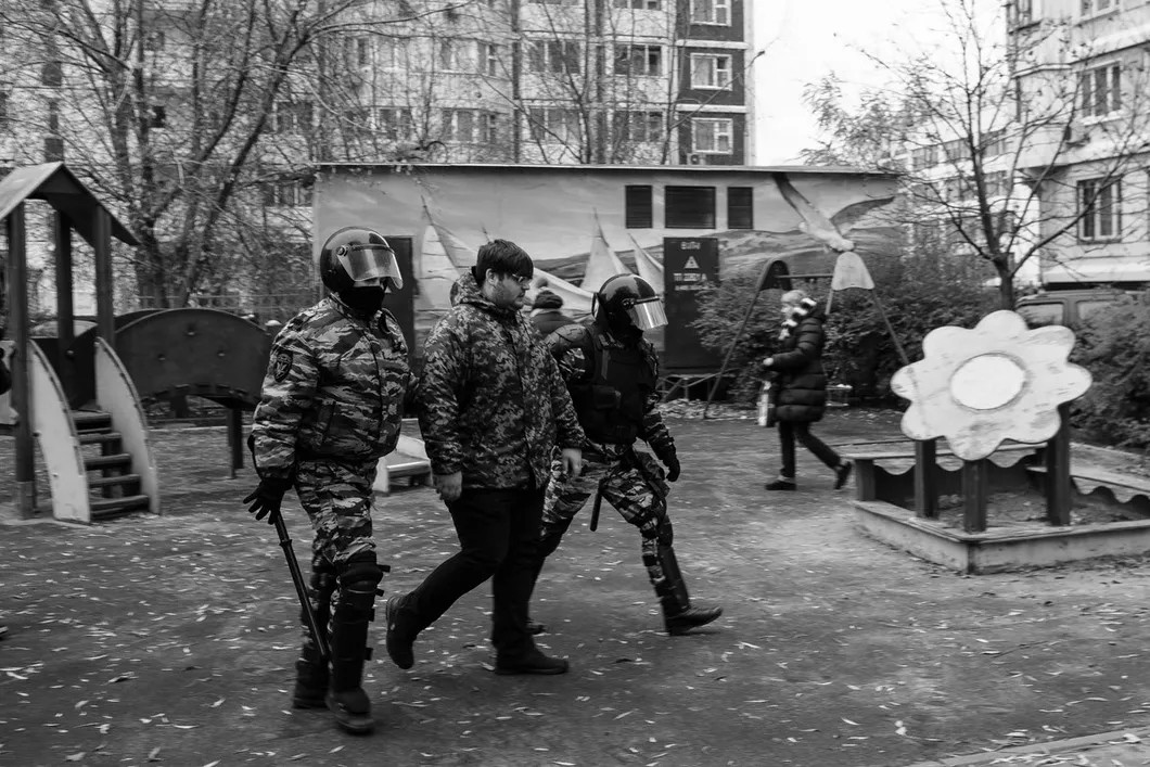 Полицейские задерживают участников «Русского Марша», оказавшихся вне места проведения шествия. Фото: Антон Карлинер, специально для «Новой газеты»