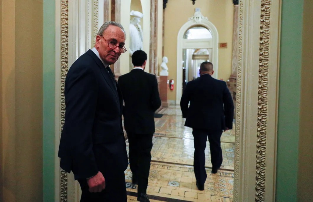Лидер меньшинства в Сенате Чак Шумер покидает слушания по импичменту Трампа. Фото: Reuters