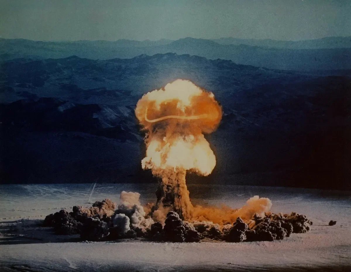 Взрыв атомной бомбы на испытательном полигоне в Неваде, 24 июня 1957 года. Фото: East News