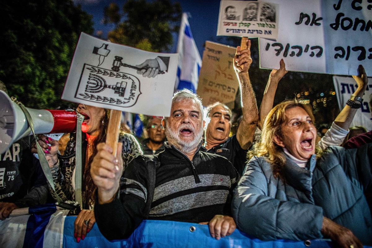 30 апреля 2023 года. Демонстрации против бывшего председателя Верховного суда Аарона Барака в Тель-Авиве. Фото: Zuma / TASS
