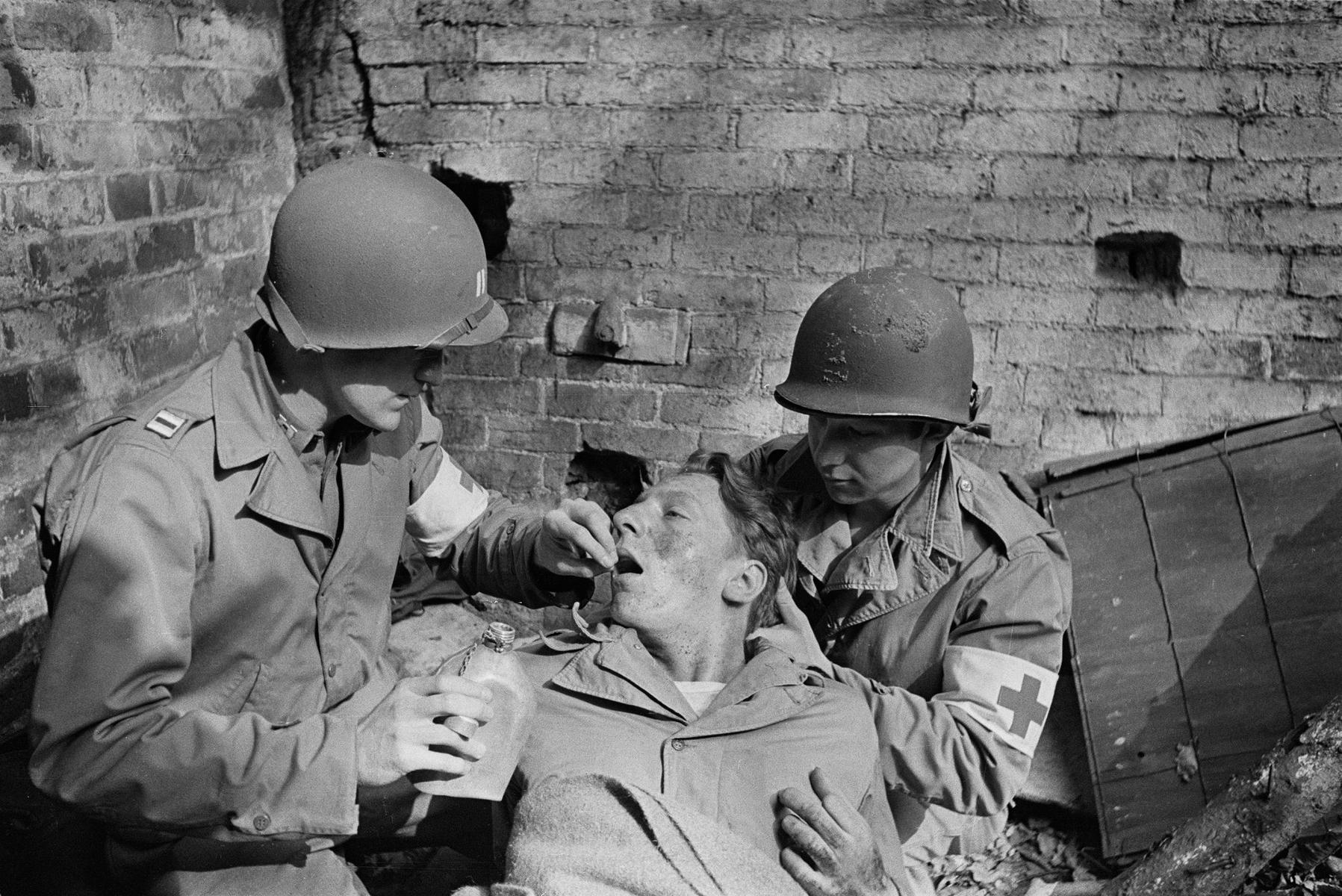 Американский солдат, страдающий от болевого шока, получает обезболивающее, 1945 год. Фото: Haywood Magee / Picture Post / Hulton Archive / GettyImages