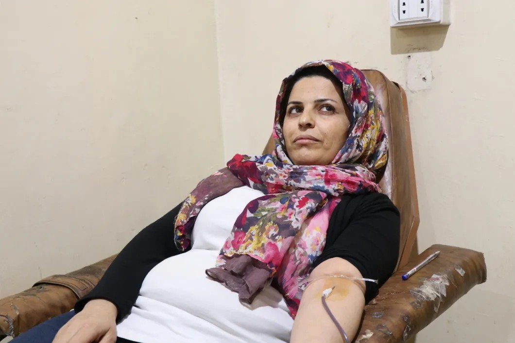 Женщина в госпитале Аль-Шааб (город Эль-Хасака) сдает кровь для пострадавших от турецкой бомбардировки. Фото: Аднан Хассан, специально для «Новой»