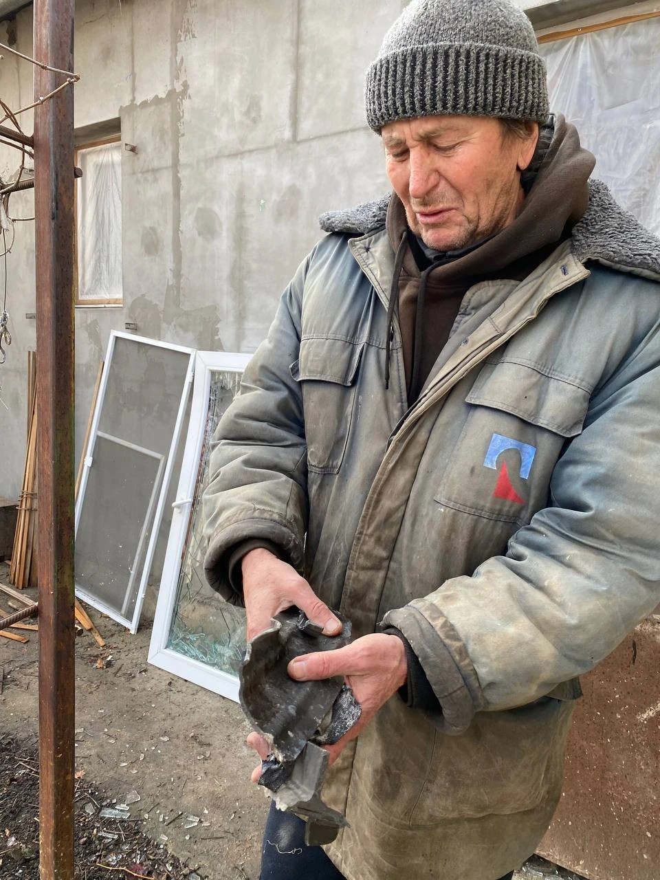 Sasha is holding a fragment of an exploded shell in his hands: it can cut a man in half — he cries. Photo by: Ekena Kostuchenko / Novaya