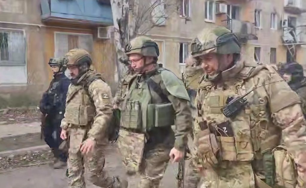 Сергей Кириенко (в центре) посещает отбитые у Киева территории в Донецкой области, март 2025