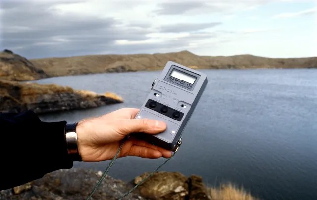 Замер радиоактивного фона в районе водоема. Фото: РИА Новости